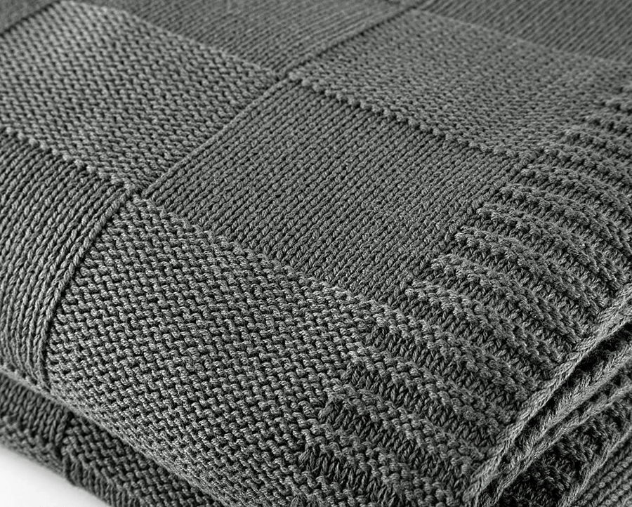 manta trico plaid by the bed